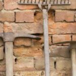 Bêcher, biner, sarcler : les outils indispensables pour travailler le sol