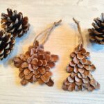 Créez vos décorations de Noël naturelles avec des pommes de pin et du carton