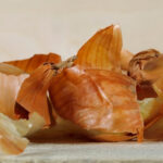 Comment préparer une décoction de pelures d'oignon ?