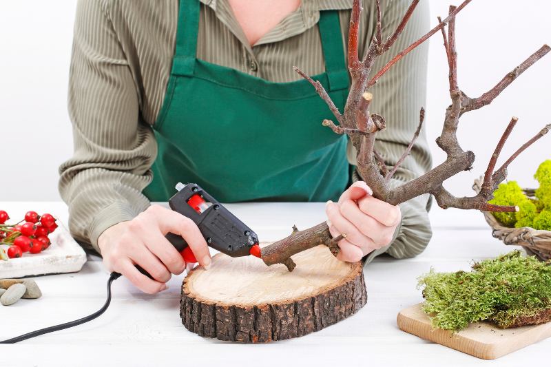 fixez la branche au centre du rondin de bois. 