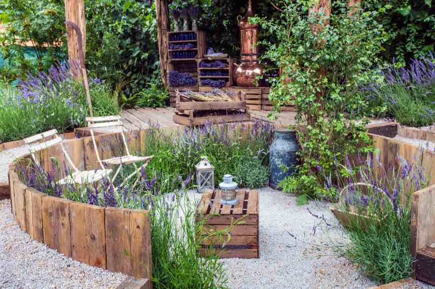 bois recup palette dans jardin boheme idee