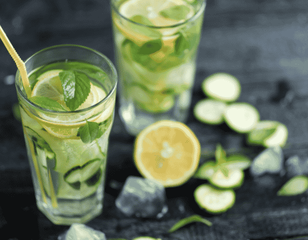 La boisson maison anti-canicule : eau aromatisée menthe, concombre et citron