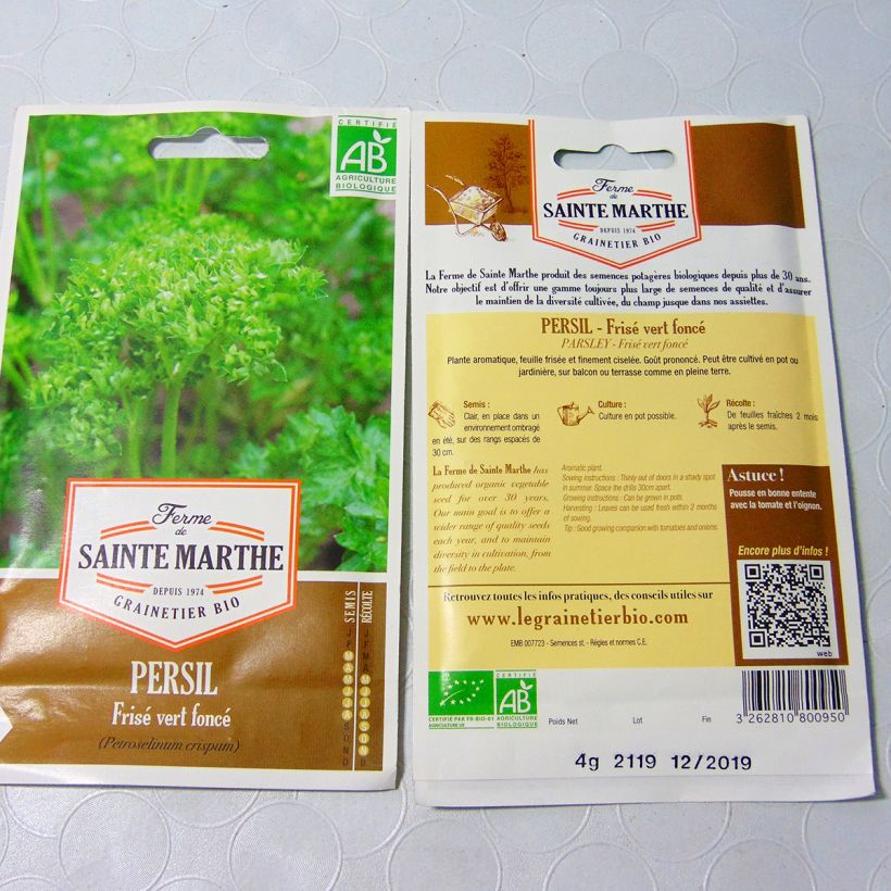 Exemple de spécimen de Persil frisé vert foncé Bio - Ferme de Sainte Marthe le sachet de 2300 graines environ (4g) tel que livré